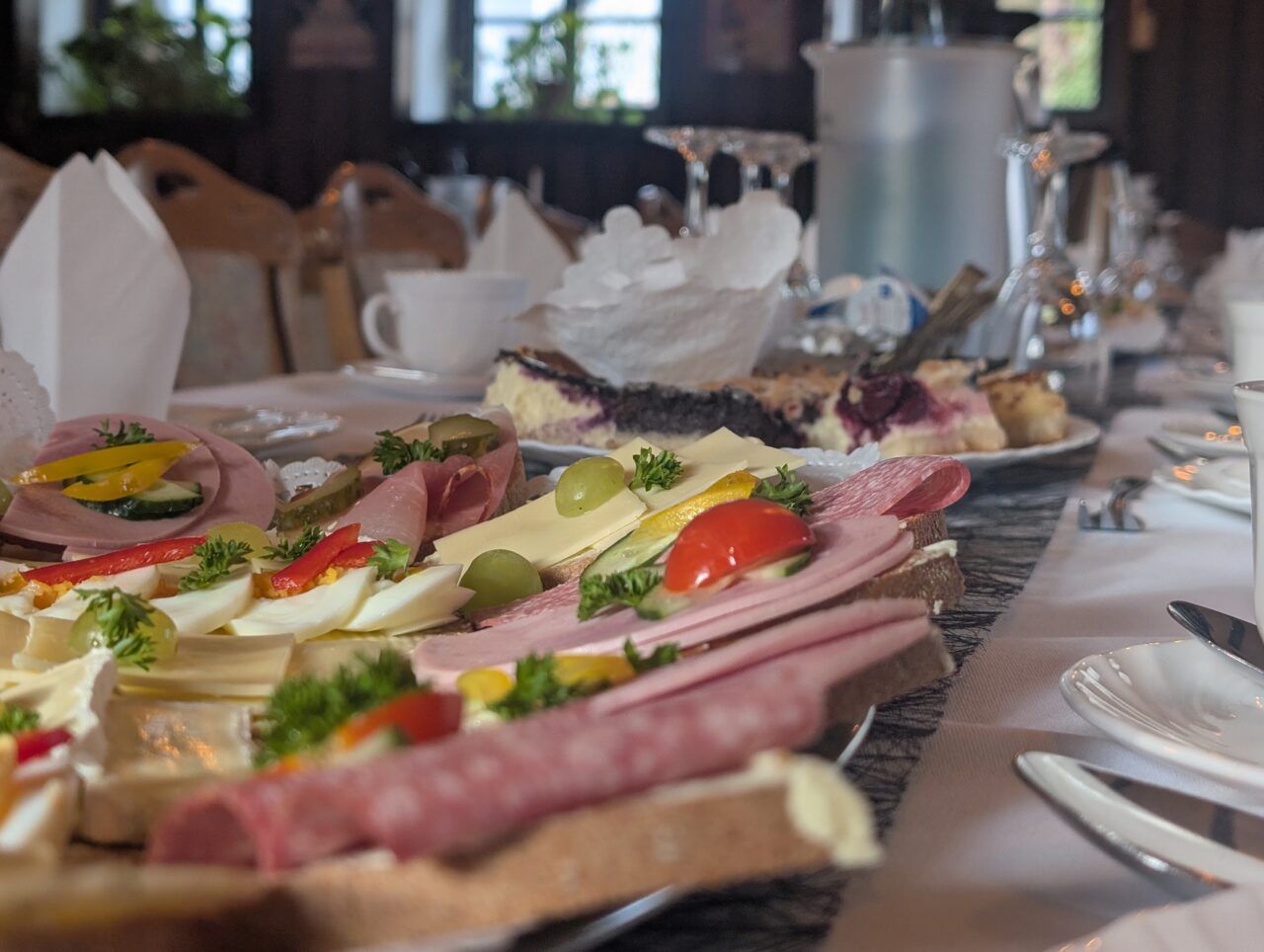 Buffet mit Wurst- und Käseplatten