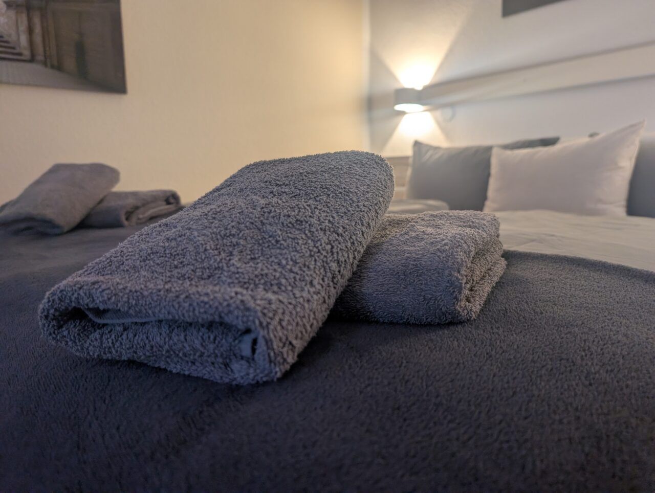 Doppelbett mit Kissen und Tagesdecke