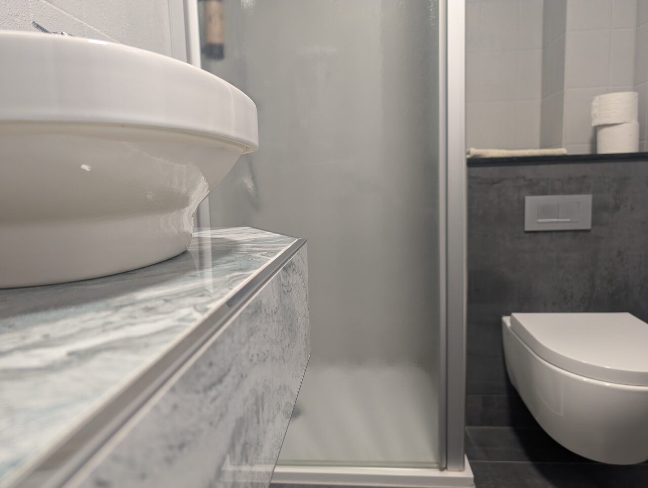 Waschtisch im modernen Badezimmer