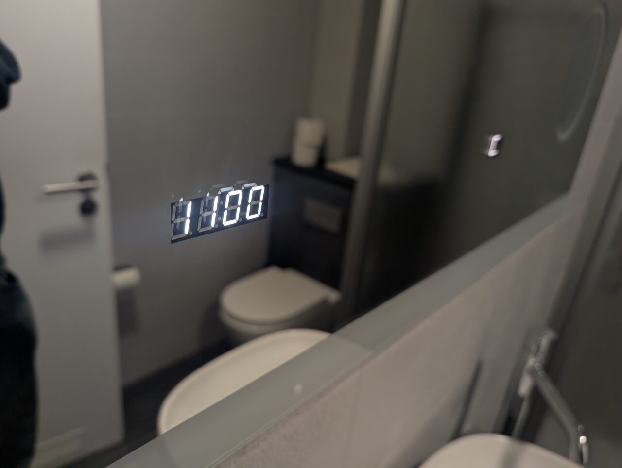 Badezimmer mit WC und Wandspiegel