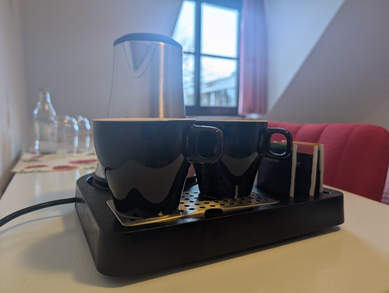 Wasserkocher und Tassen auf dem Zimmertisch