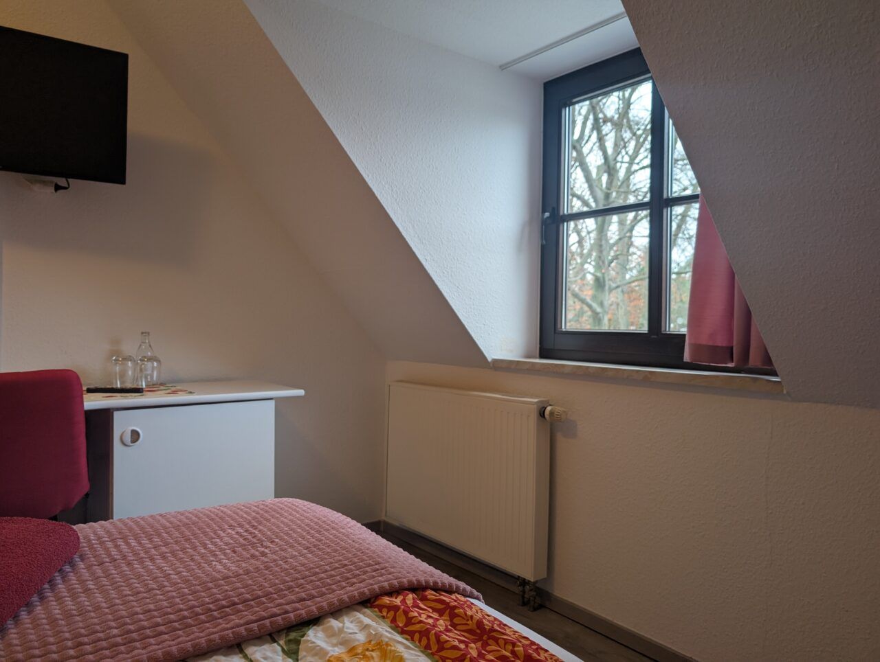 Einzelzimmer unter der Dachschräge mit Sitzecke