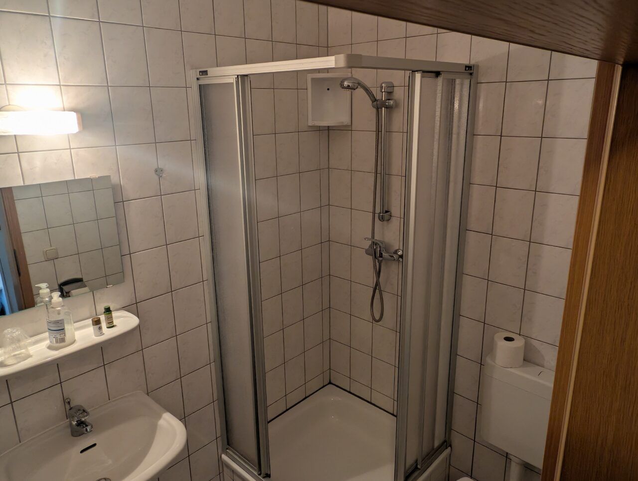 Modernes Bad mit Dusche