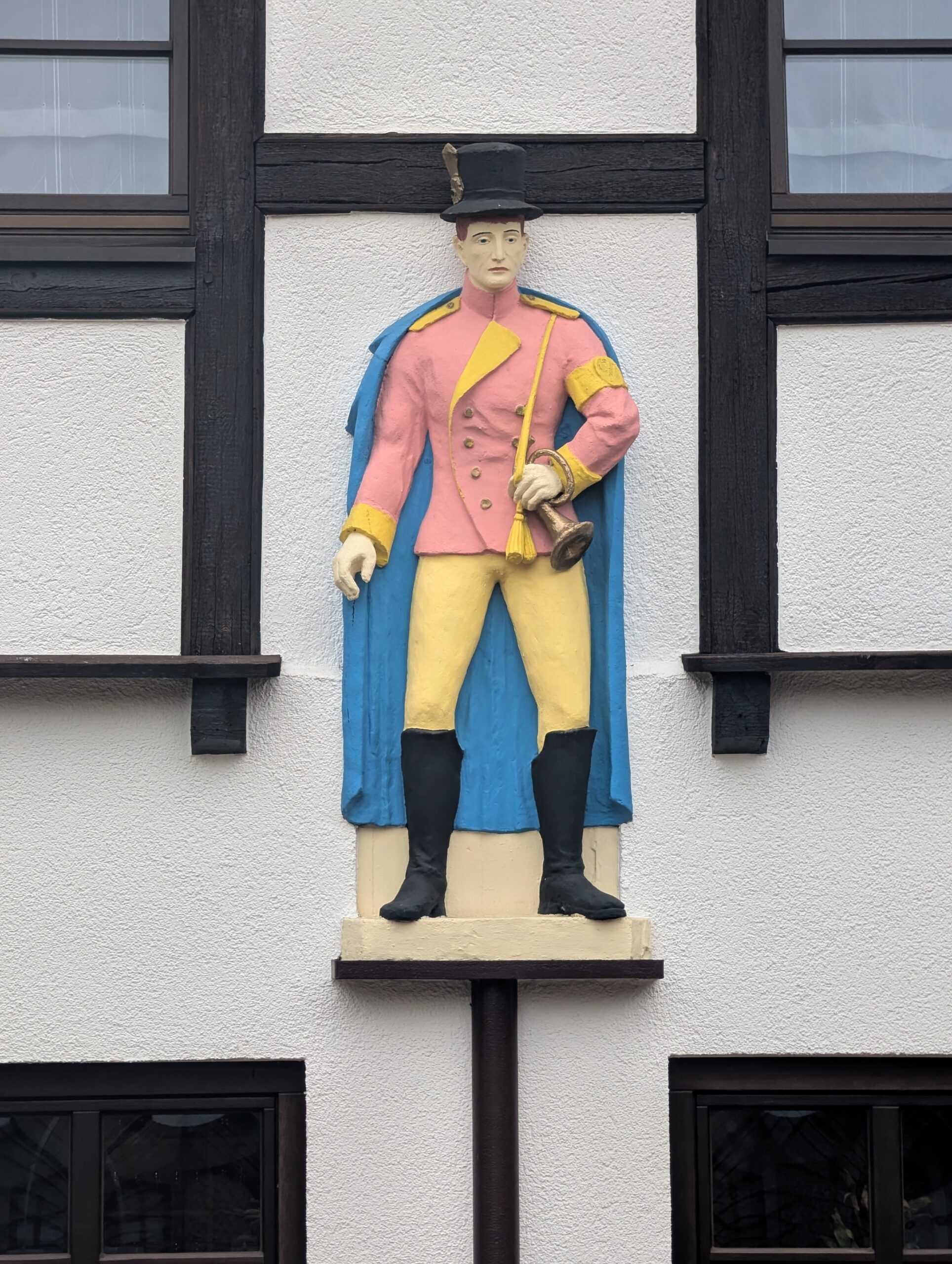 Figur des Cottbuser Postkutschers an der Fassade