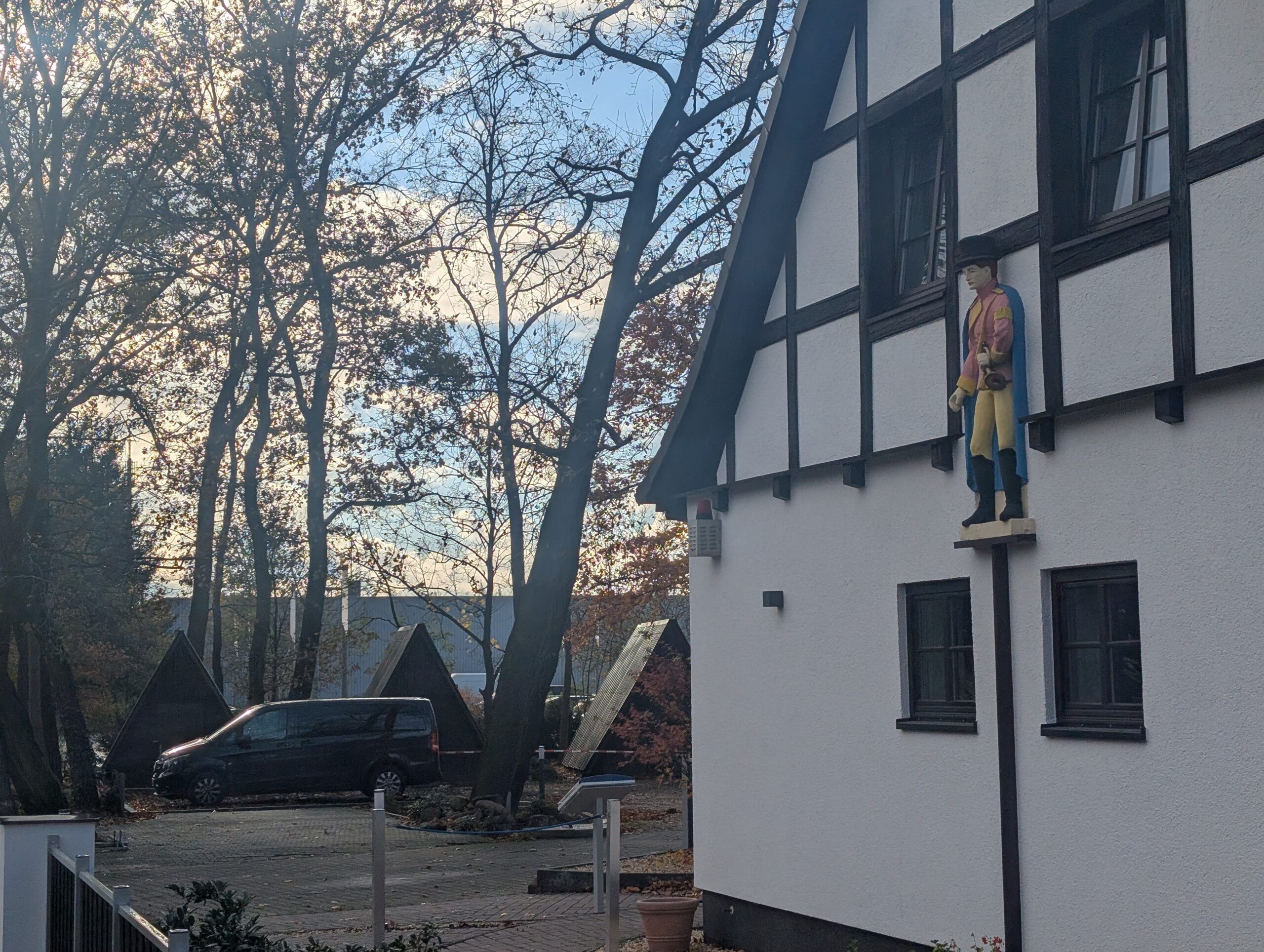 Seitenansicht des Fachwerkhauses mit Postkutscher-Figur