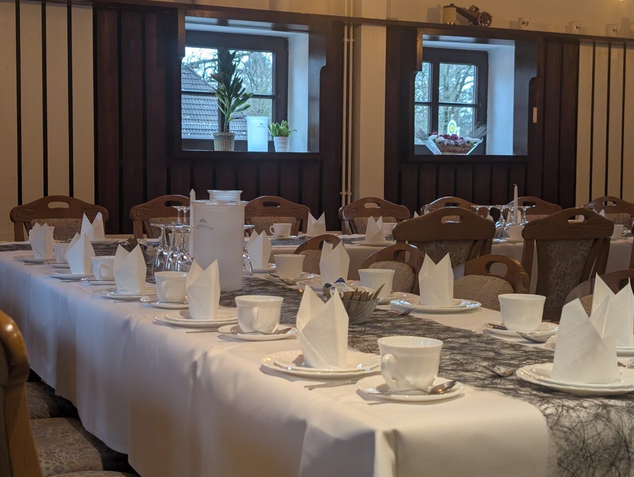 Eingedeckte Tische im Restaurant