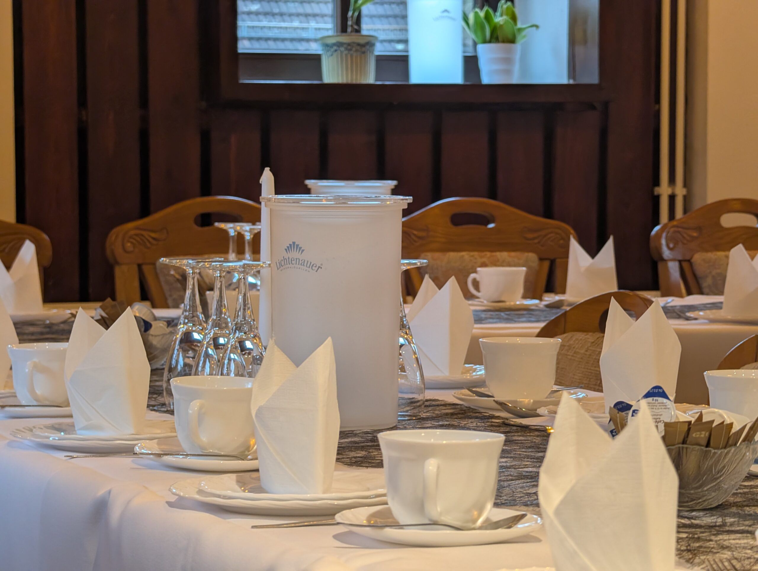 Lange, festlich eingedeckte Tafel im Restaurant