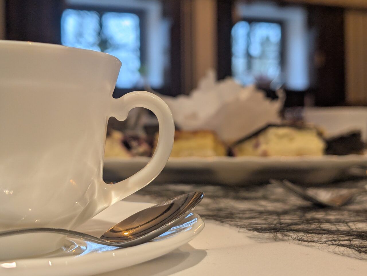 Kaffeetasse auf einem gedeckten Tisch