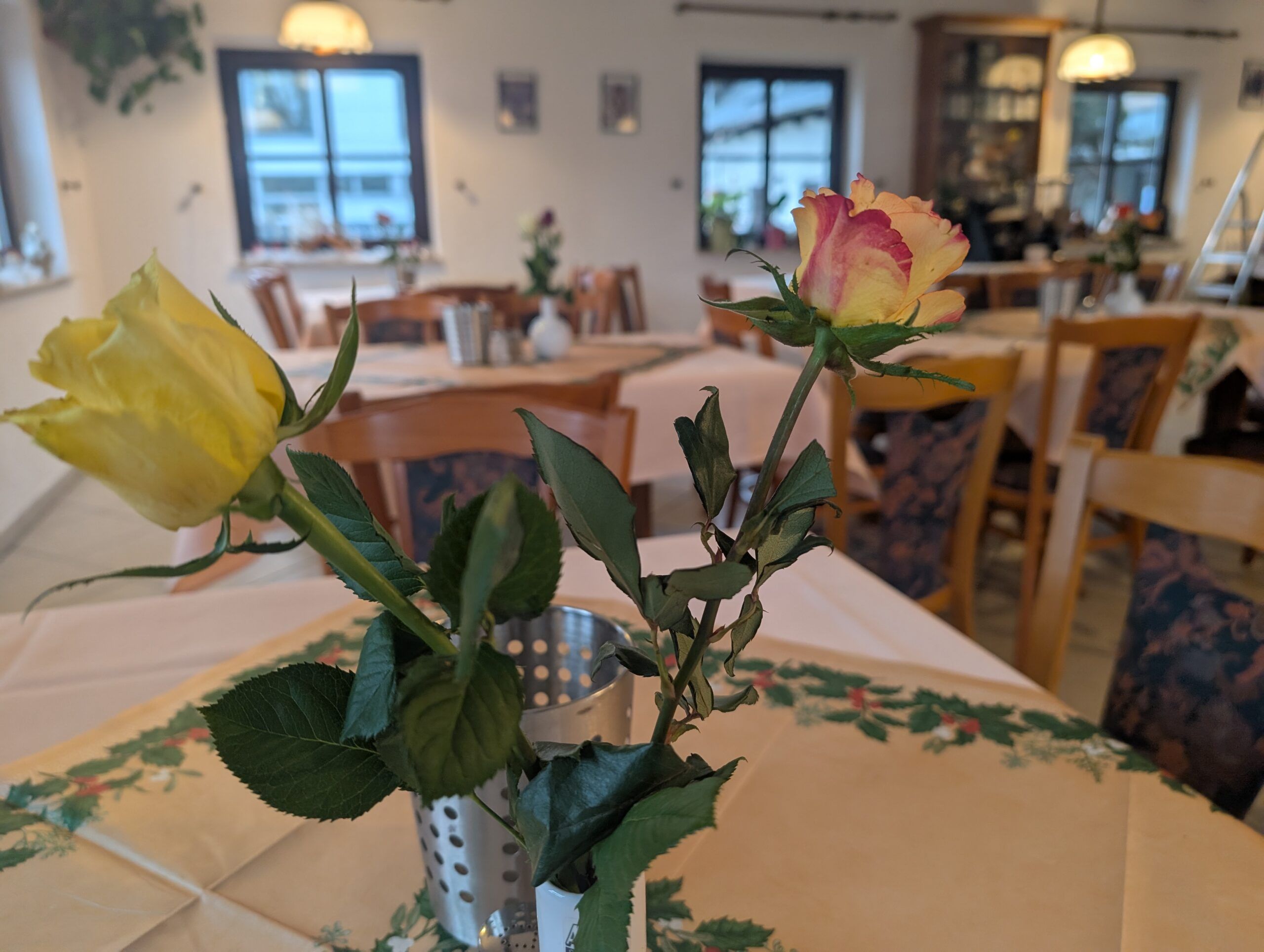 Rosen auf einem gedeckten Tisch im Restaurant